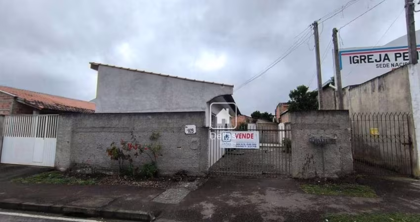 Casa com dois dormitórios e área livre de terreno
