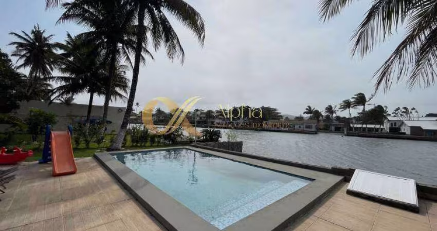 Casa contemporânea com 1500 m² de terreno em canal navegável em Cabo Frio - RJ.