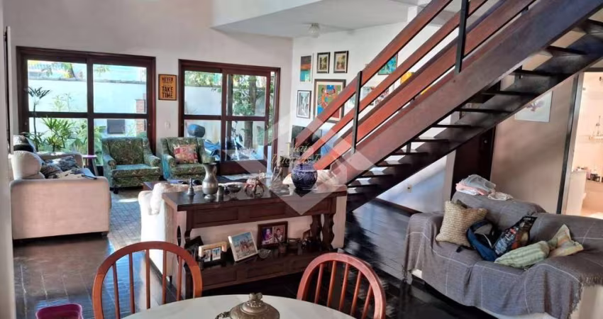 Casa incrível em Piratininga - 3 quartos, 246m² e área gourmet com piscina