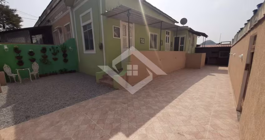 Casa de frente de rua com aproximadamente 180m2, próxima ao Rei do Bacalhau