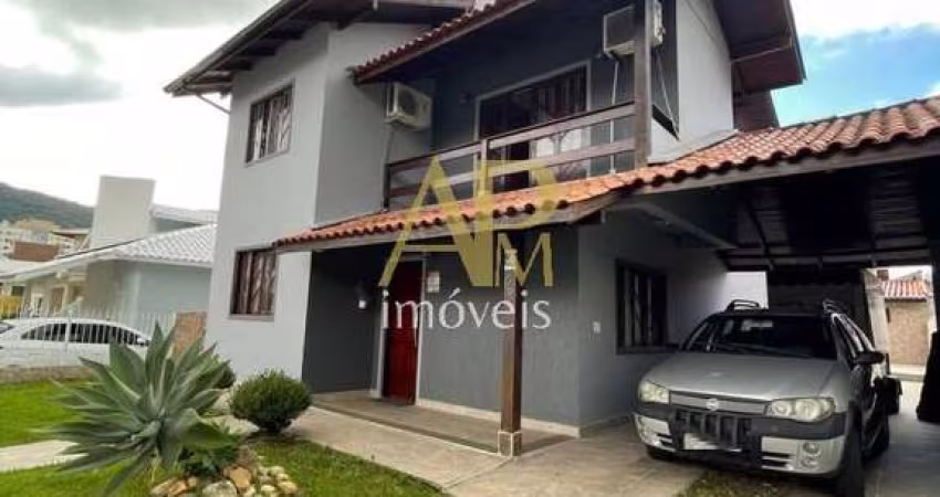 Casa à venda c/ 03 dormitórios, sendo 1 suíte na Pedra Branca - Palhoça