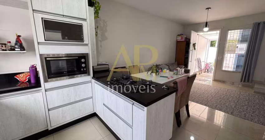 Sobrado semimobiliado à venda: 2 dorm e área nos fundos-Jardim Botânico/SJ