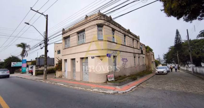 Casa à venda, averbada com 4 dormitórios no Centro histórico de São José.