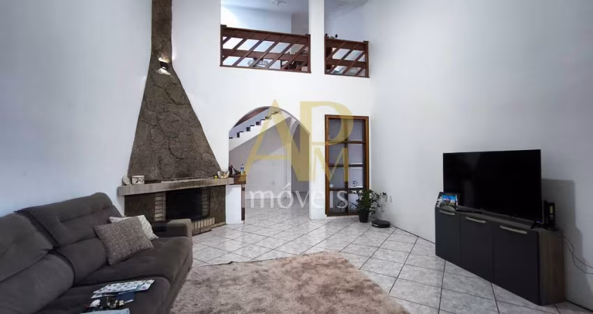 Casa à venda: 3 dormitórios, lareira e piscina na Praia João Rosa, Biguaçu