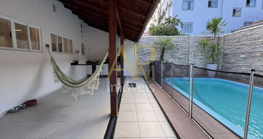 Casa à venda com 4 dorm (1 suíte), piscina e financia - centro/ palhoça