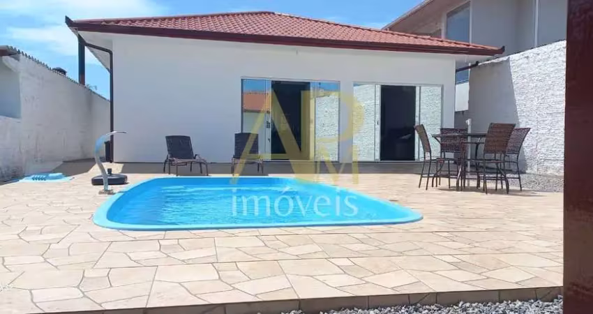 Casa à venda com piscina, edícula e sozinha no terreno na Barra do Aririu