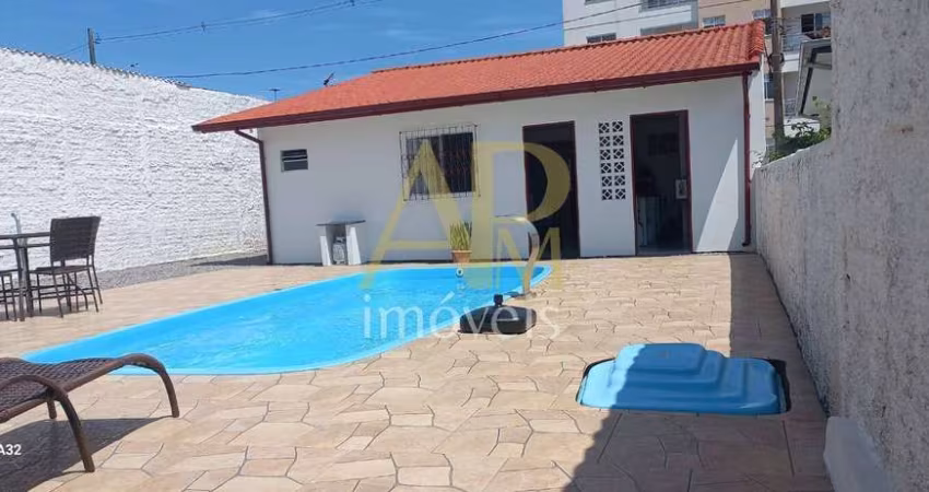 Casa à venda com piscina, edícula e sozinha no terreno na Barra do Aririu