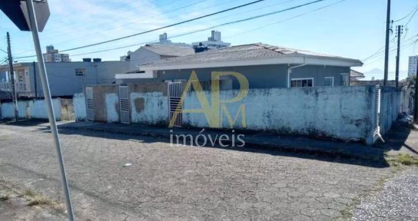 Casa à venda com 4 Kitnets em Barreiros/São José, próximo a Estácio de Sá