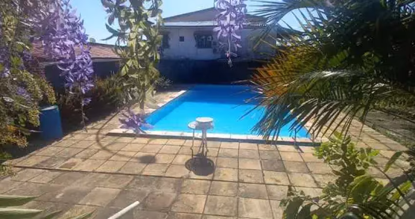 Casa solta em rua pública no centro de Lauro de Freitas com 3 quartos e 1 suíte com piscina privativa para venda na rua Waldemar do Espirito Santo