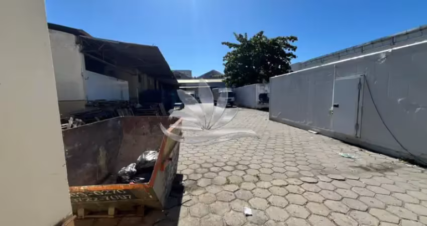 Galpão com terreno de 1.500 m² com câmara fria excelente localização.