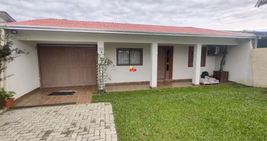Casa 03 dormitórios ao lado de avenida principal e próxima do mar!
