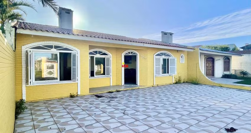 Casa em ótima localização em Tramandaí com 5 suítes e 2 terrenos