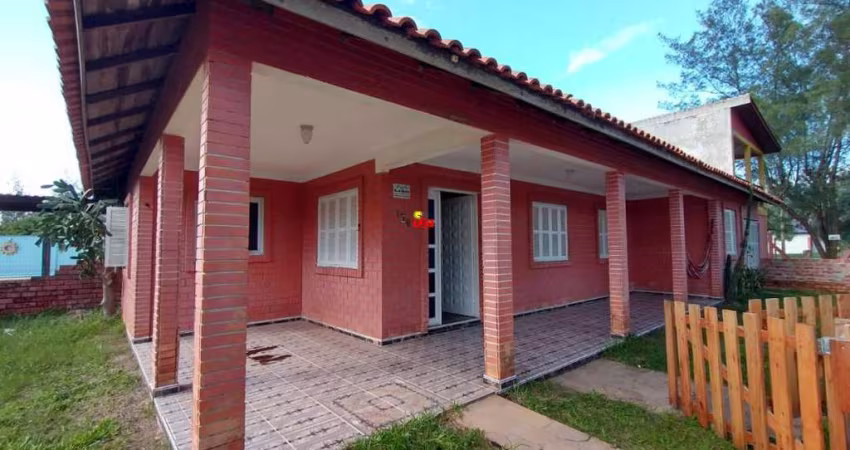 Ótima casa de esquina, a poucos metros do mar !