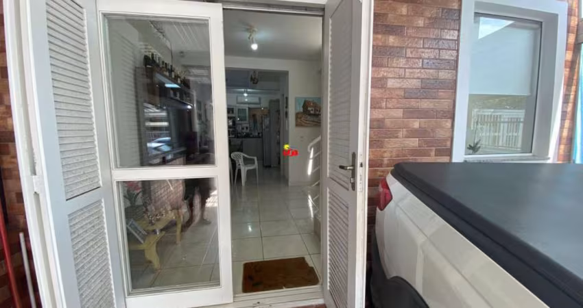 Excelente geminado duplex na Zona Nova