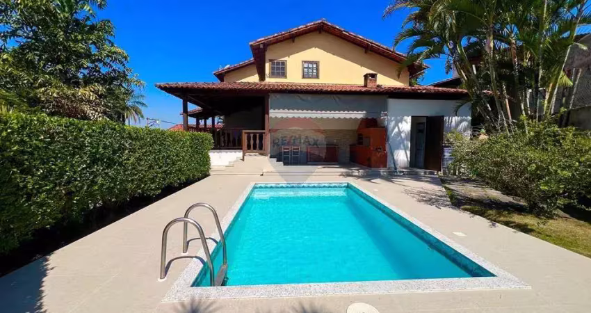 Linda casa  duplex c/ 4 qts, 1 suíte master com  hidro - espaço gourmet com churrasqueira, sauna e piscina em um belo condomínio fechado.