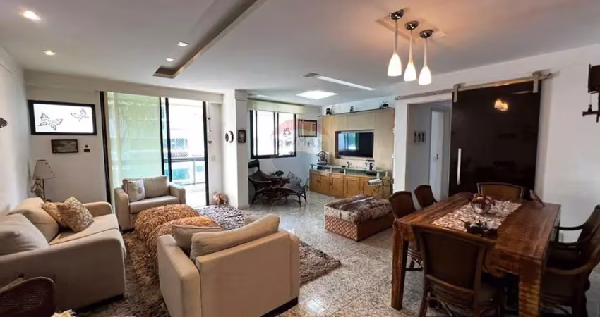Lindo apartamento em charitas, com uma grande sala, 2 quartos, 3 banheiros e uma linda vista para a praia.