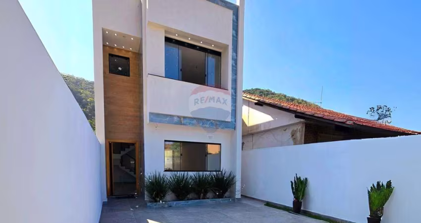 Casa Nova e Moderna em Piratininga – 4 Quartos, Pé Direito Duplo e Localização Imbatível!