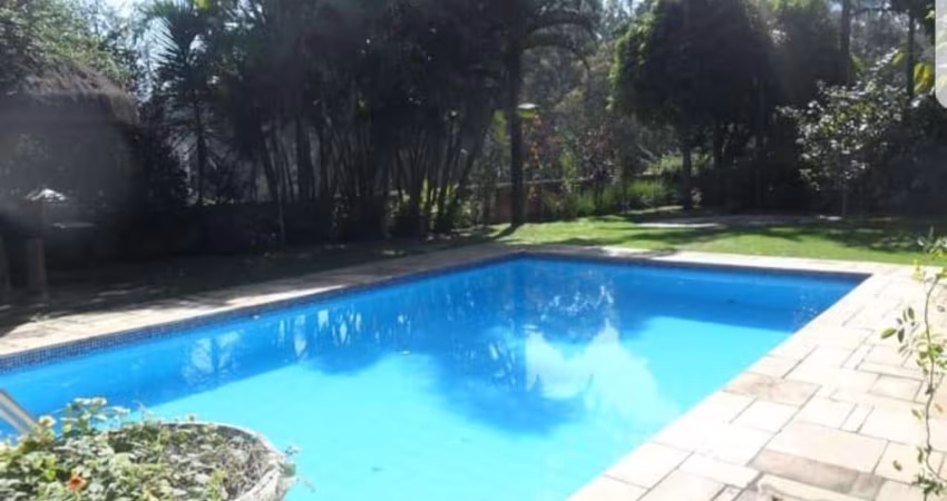 Casa com terreno amplo no Alphaville Residencial 1