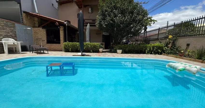 COM PISCINA, A VENDA CASA ESPACOSA NO CENTRO DE CAMBORIU SC