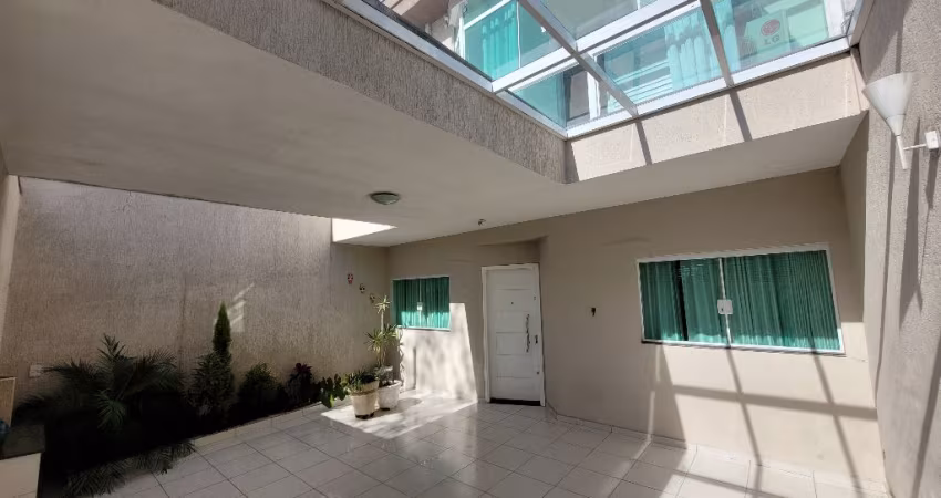 Sobrado à Venda com 3 Quartos e 3 WC's na Cidade São Jorge, Santo André, SP