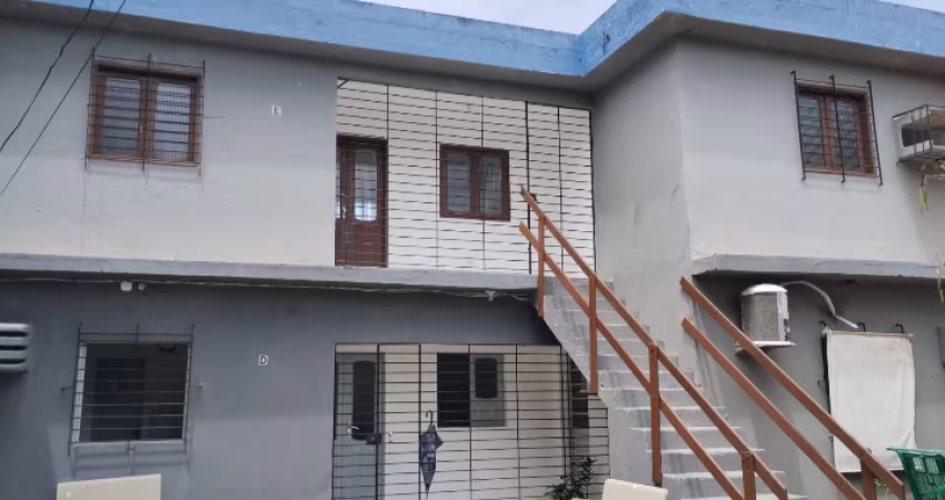 ALUGO CASA PRIMEIRO ANDAR EM CANDEIAS, 2 QUARTOS GRANDES, SALA, COZINHA, ÁREA DE SERVIÇO E TERRAÇO. AGENDE UMA VISITA 81.99990-8717.