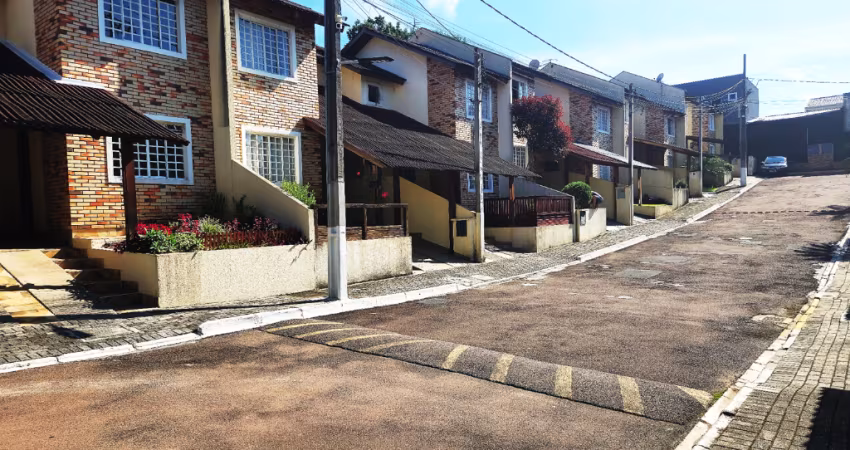 Sobrado em Condomínio Fechado - Santa Cândida