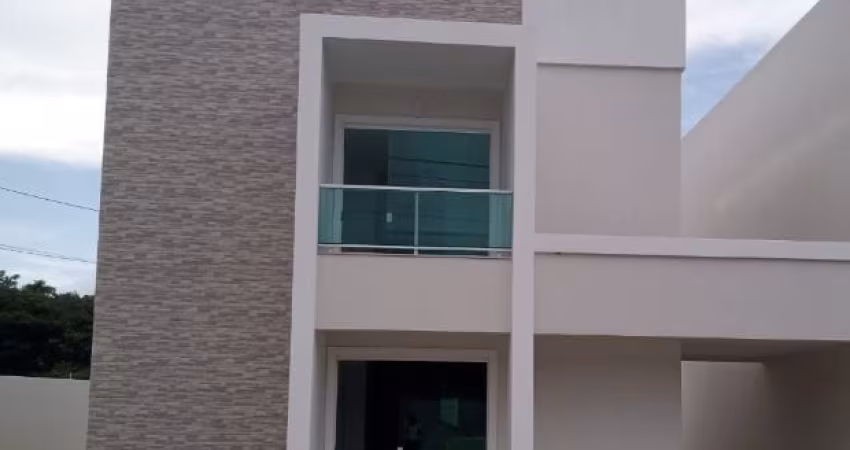 Locação de casa Duplex em Condomínio bem próximo a praia