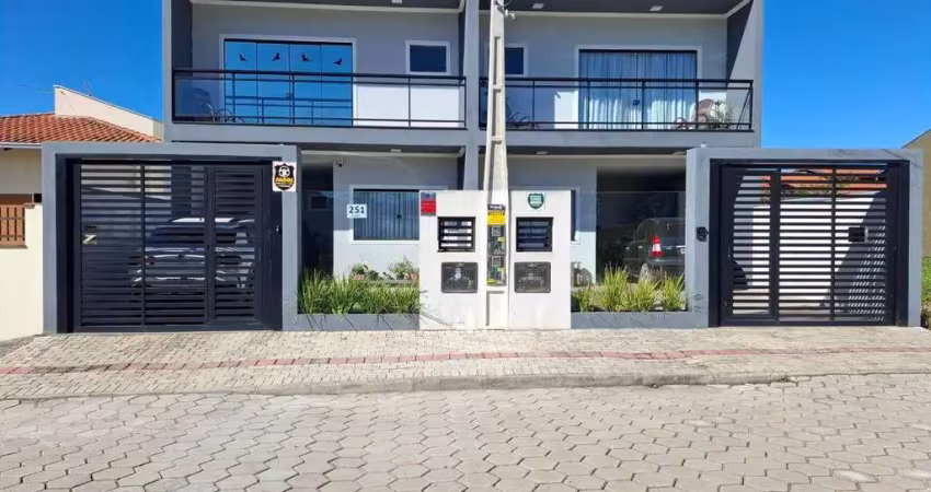 Sobrado geminado com 130,8 m2 de área construída contendo