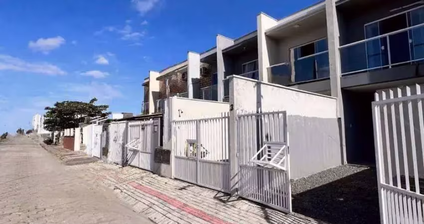 Sobrado espaçoso no itacolomi, piçarras: conforto e privacidade com duas suítes!