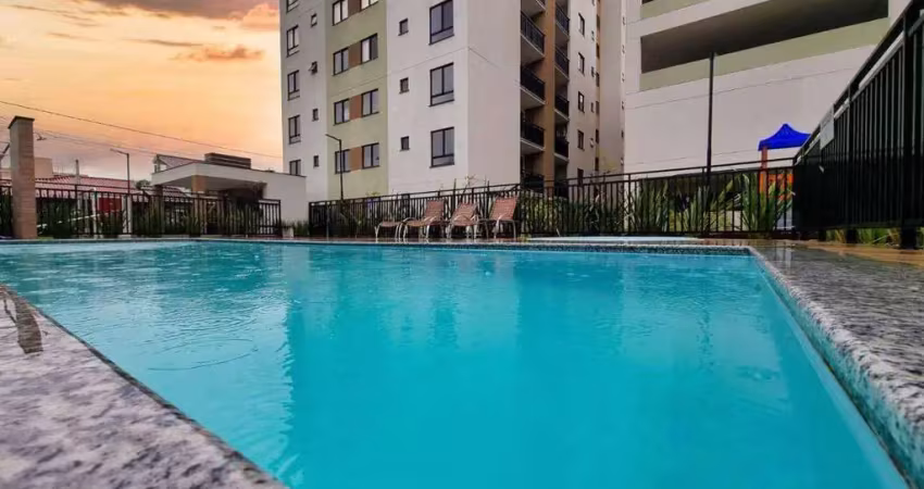 Apartamento térreo mobiliado com jardim privativo em condomínio clube – a 500 metros da praia