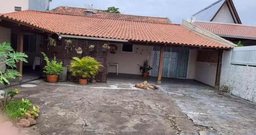 Casa espaçosa e aconchegante em barra velha: lazer completo no quintal!