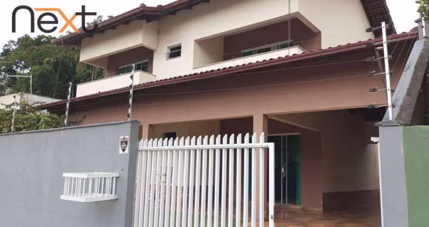Sobrado espaçoso em penha: 4 quartos, piscina e potencial para terceiro andar!