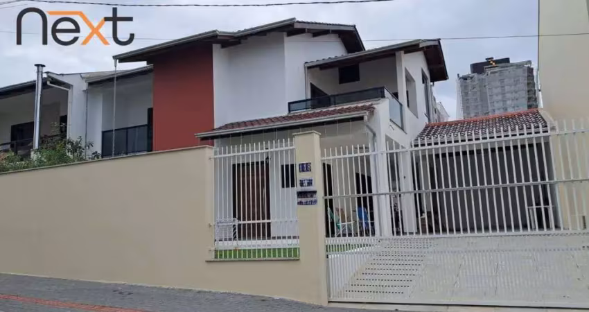 Casa de 2 pisos a 1 quadra do mar com suítes amplas e área de lazer completa