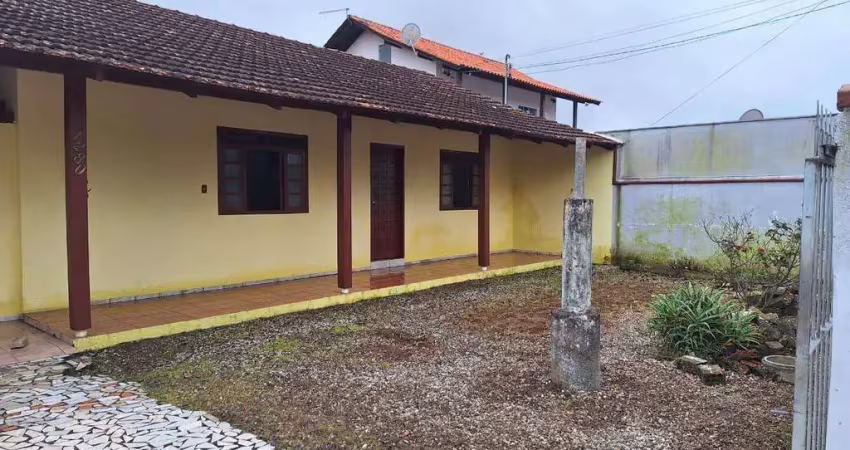 Casa com excelente localização a apenas 1,5 km da praia em penha