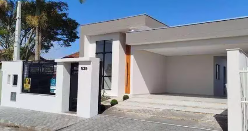 Casa única em itajuba: 3 quartos, garagem para vários carros e amplo pátio!