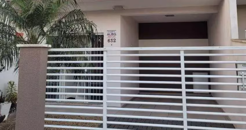 Sobrado geminado semi mobiliado em localização privilegiada