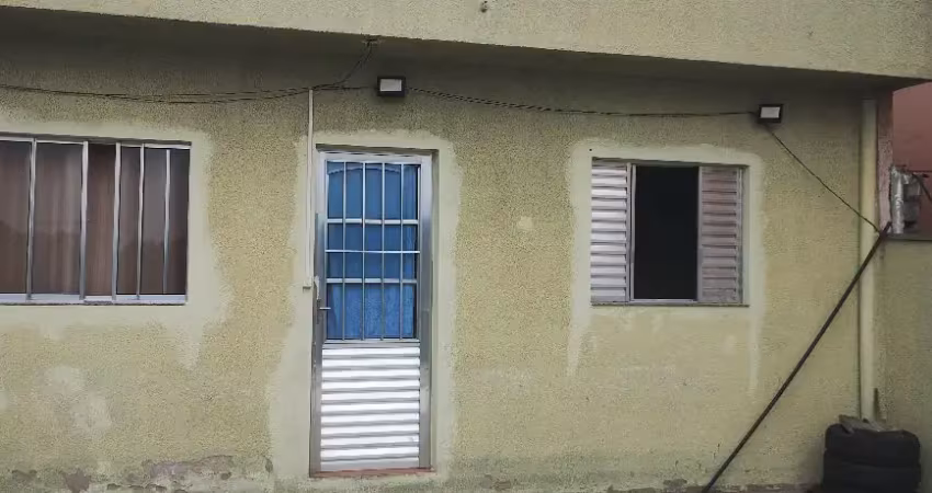 Oportunidade de Investimento: Casa Espaçosa com Comércio Locado!