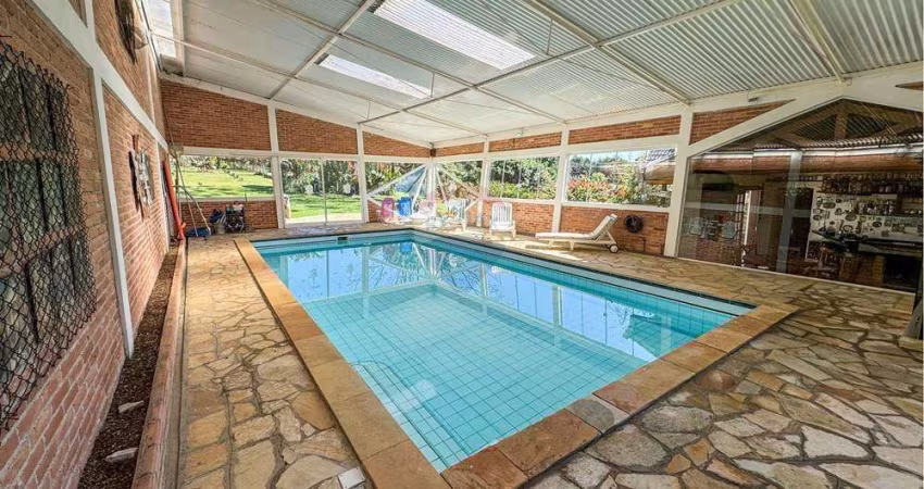 Casa de 600m2 em terreno de 10.000m2 em Condomínio