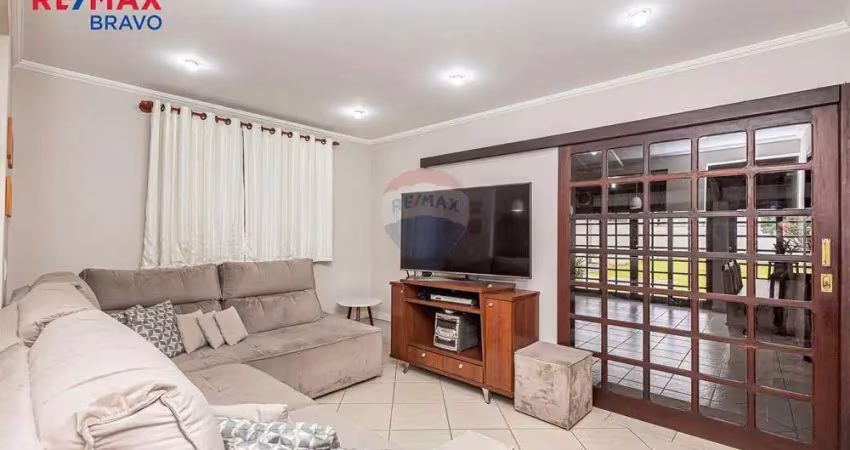 Casa com quintal, 4 quartos, 4 salas, vagas pra 7 carros, no Bairro Jardim das Américas com 597m2 de terreno e 336m2 de construção, Curitiba PR