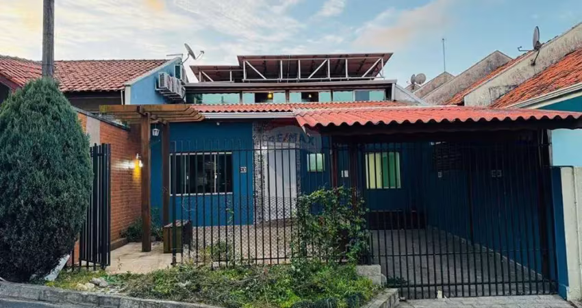 Casa térrea em condomínio com mezanino, totalmente mobiliada, com hidromassagem na suíte e com energia solar no bairro alto em curitiba,