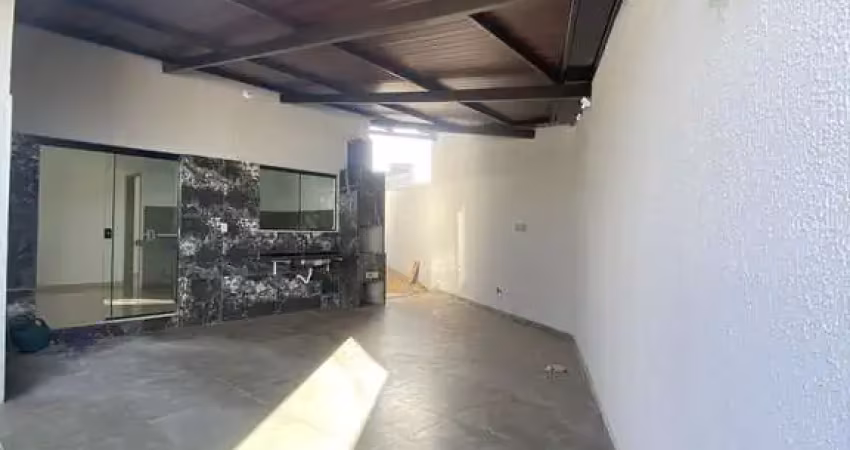 Casa com 3 quartos, sendo 3 suítes, 2 closet, área gourmet - em frente ao lago