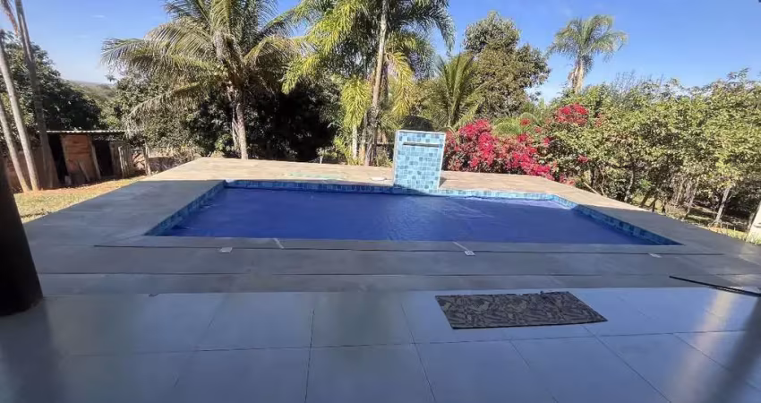 Chácara com casa, piscina, curral e frutíferas em meio à natureza 