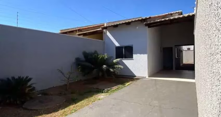 Casa para locação com 2 quartos, suíte e garagem para 2 carros
