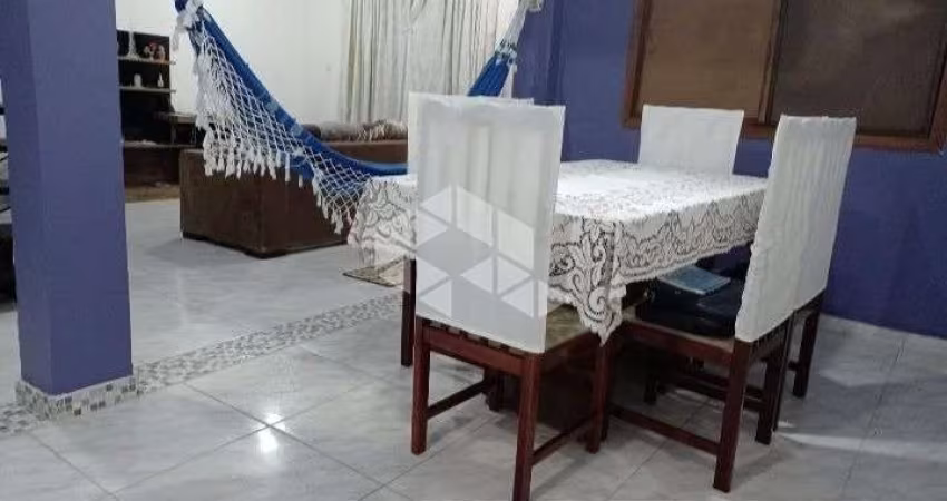 Casa 3 dormitórios com vaga de garagem no Bairro Cavalhada .