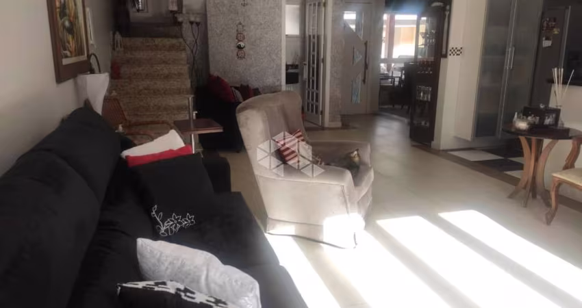 Casa em condomínio fechado no bairro Ecoville com 3 dormitórios, sendo 01 suíte com hidromassagem.