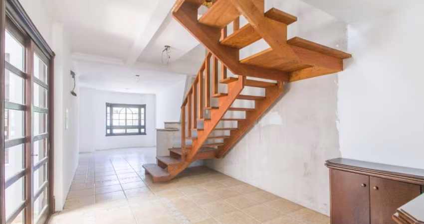 Casa 4 dormitórios com vaga de garagem no Bairro Jardim Itú.