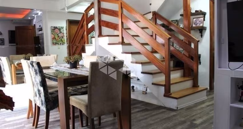 Casa sobrado com 3 dormitórios no bairro Jardim São Pedro.