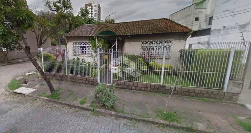 CASA DE ESQUINA COM EXCELENTE POTENCIAL