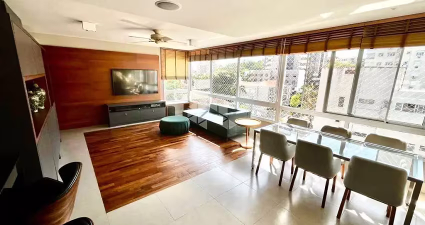 Apartamento com três quartos, churrasqueira e duas vagas, no Moinhos de Vento