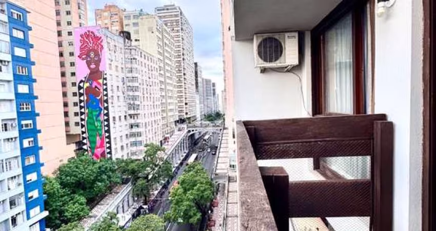Apartamento um quarto, com sacada e vista pro Guaíba, no Centro Histórico